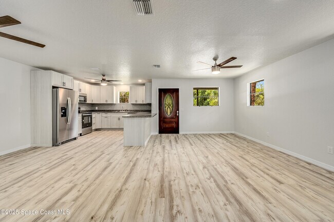 Building Photo - 1919 Poinsetta Blvd