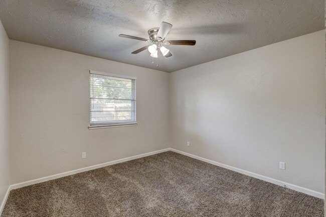 Building Photo - Spacious Elegance: Open Floor Plan, Dual V...