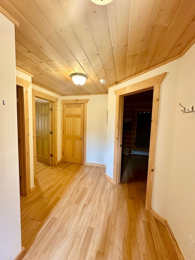 Building Photo - CHARMING LOG HOME!