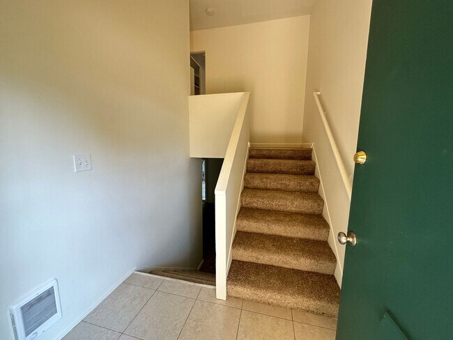 Building Photo - South Tabor 3 Bedroom 1.5 Bath Duplex Unit...