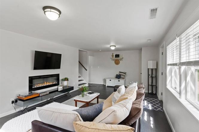 Building Photo - 1100 Dover St