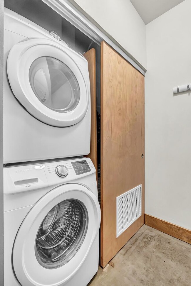 Building Photo - Beautiful 2-bedroom loft with garage parking, and community room with swimming pool!