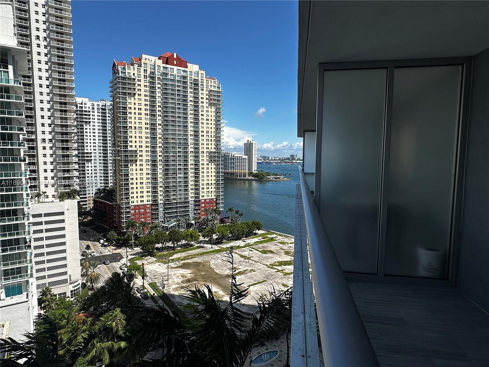 Building Photo - 1300 Brickell Bay Dr