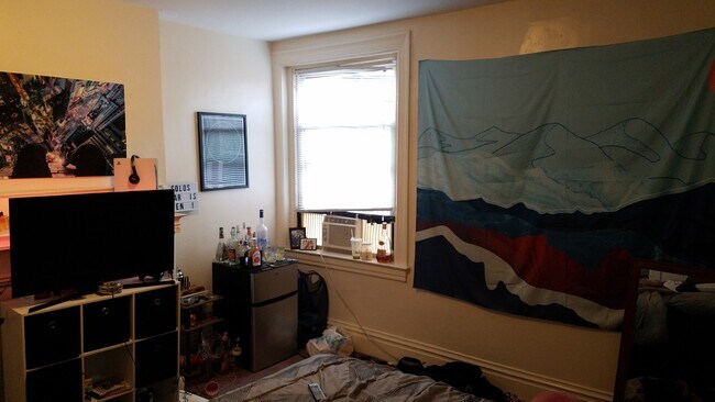 Middle BR - 341 S Bouquet St