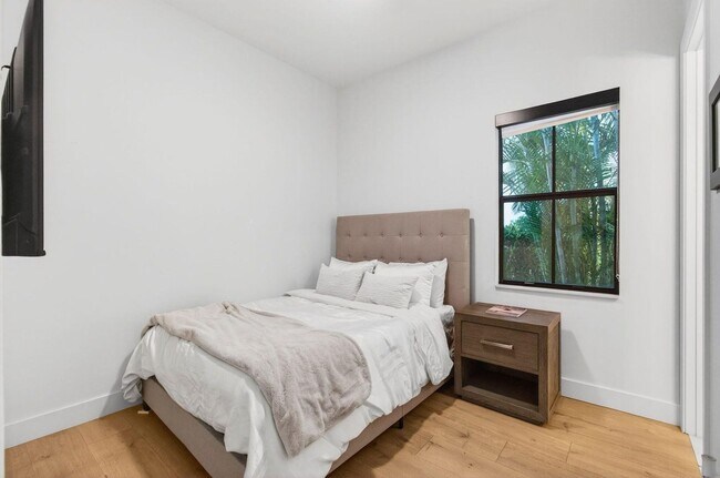 Building Photo - 17662 Cadena Dr