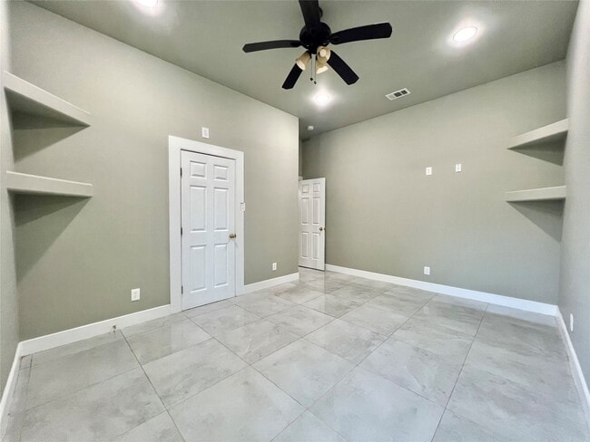 Building Photo - 216 Thorn Ridge St