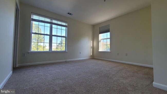 Building Photo - 13037 Town Commons Dr