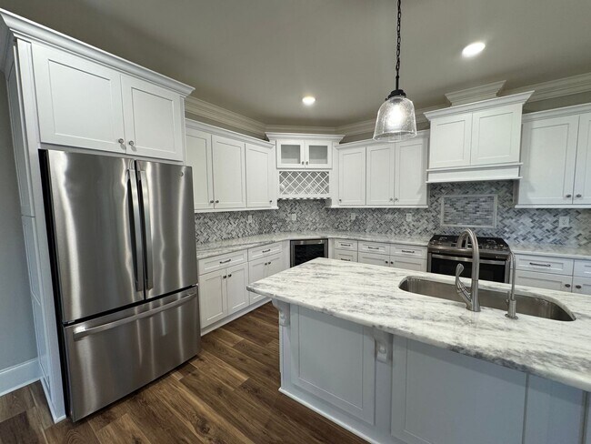 Building Photo - Grandeur Brick 4/3.5 with Bonus Room in Th...