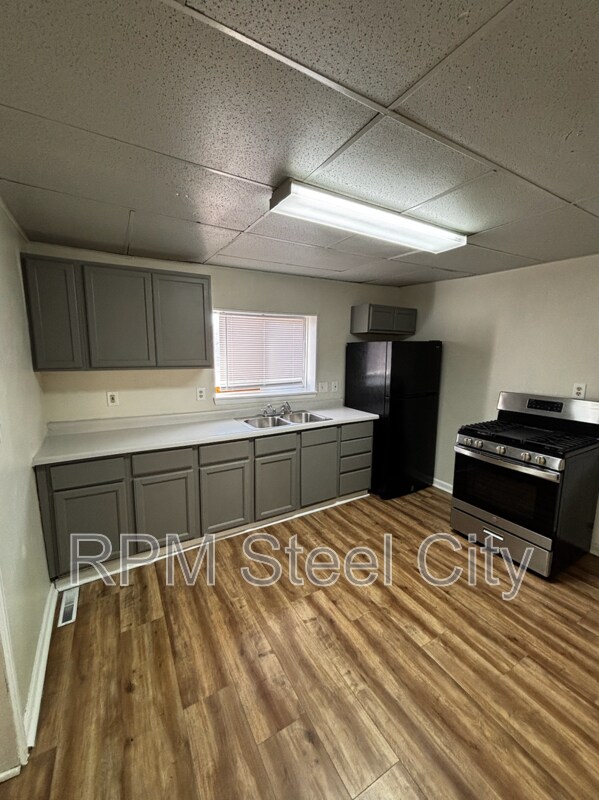 Building Photo - 927 E 1st St