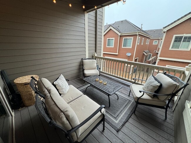 Building Photo - Amazing Lone Tree Home!