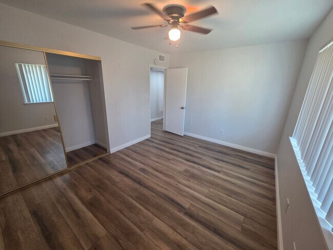 Building Photo - 3613 N Calmgrove Ave