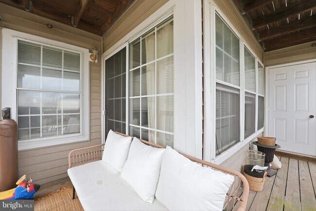 Building Photo - 8103 Lacy Dr