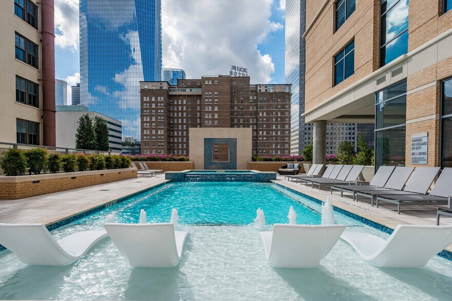 Pool Deck - Aris Market Square