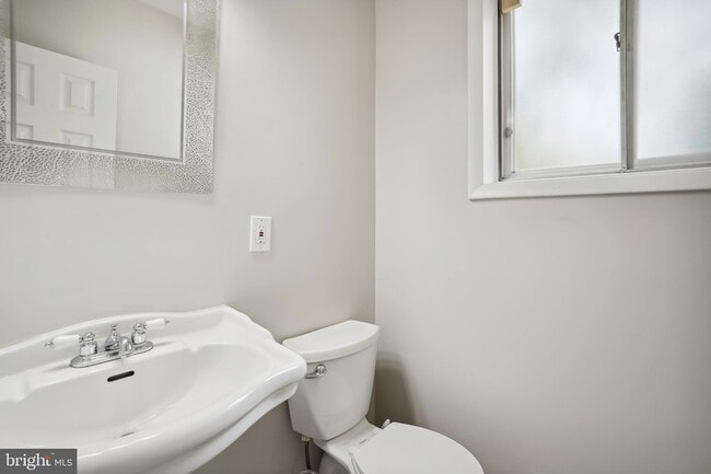 Building Photo - 8501 Canterbury Dr