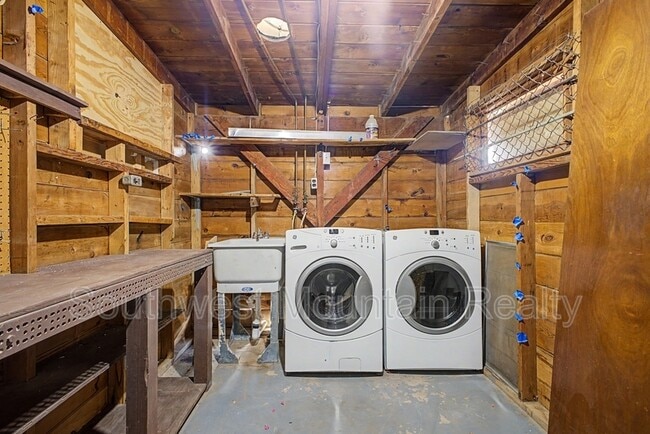 Building Photo - 560 S Grand Dr