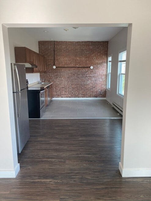 Building Photo - 208 Waterman St