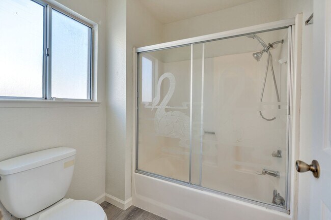 Building Photo - BEAUTIFUL 4 BEDROOM HOME WITH SWIMMING POOL!