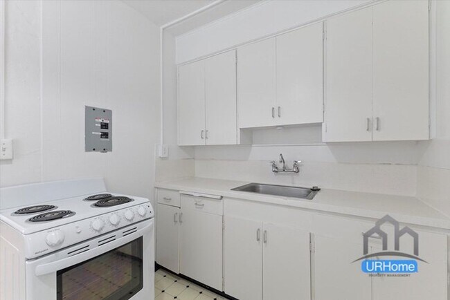 Building Photo - Exceptional Value: Charming Portland Studio ($1,100)