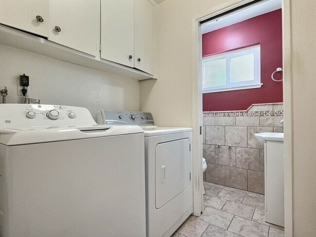 Building Photo - 3BD/2BA Tri-Level Updated Home & Walkable ...