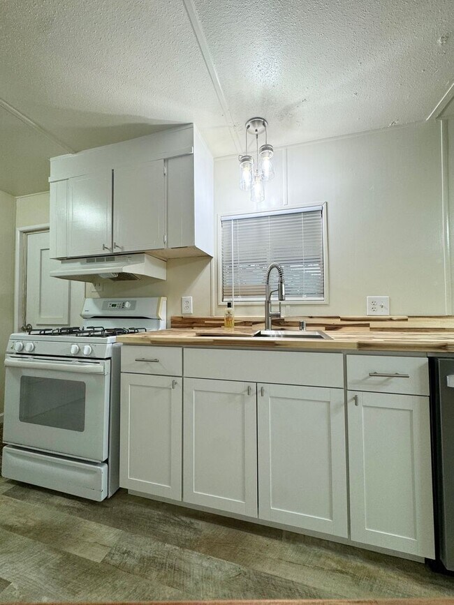 Building Photo - Tranquil Horizons: Just a Short Drive to Town