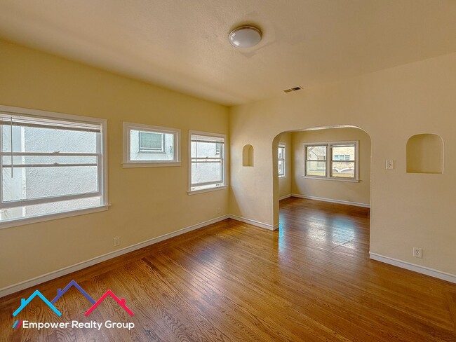 Building Photo - 3 bed 2 bath Apartment in the Fruitvale District of Oakland