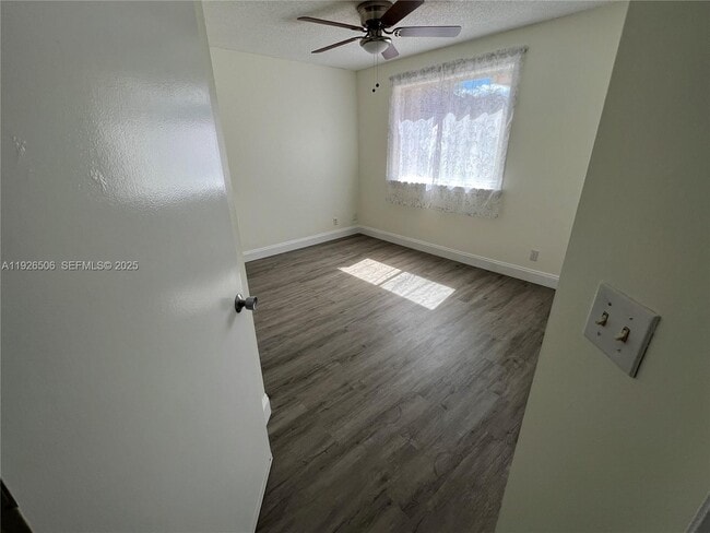 Building Photo - 11383 Lakeview Dr