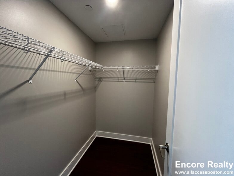 Building Photo - 39 Harvard Way