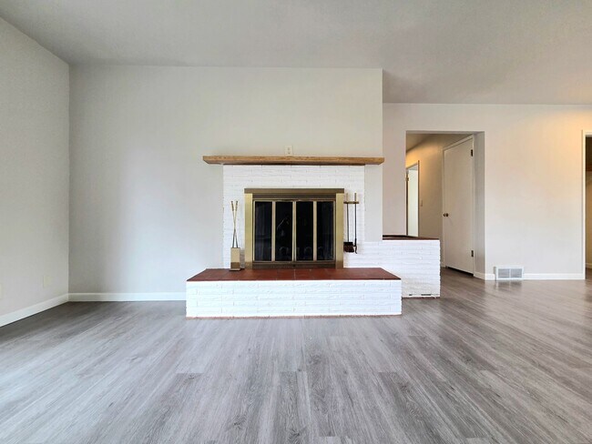 Building Photo - 4 Bed, 2 Bath -- Newly Renovated -- Home on Wenatchee Golf & Country Club's 16th Fairway**