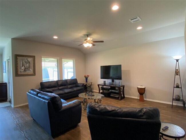 Building Photo - 3935 Country Club Dr