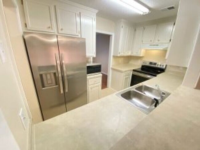 Building Photo - 164 W Hampton St