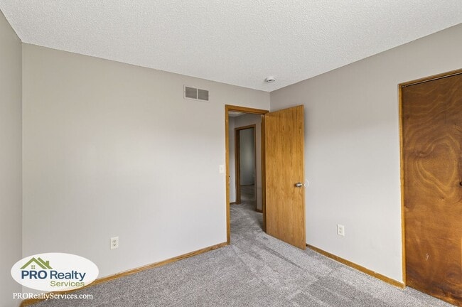 Building Photo - 3 Bedroom End Unit Townhouse