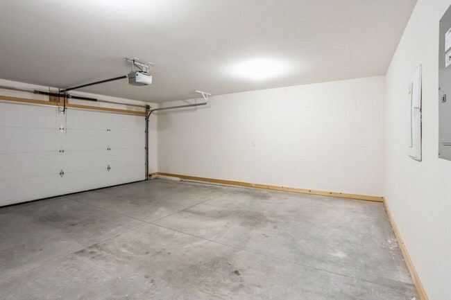 Building Photo - TERRIFIC LOCATION!!  2 Bedroom, 2 Bathroom Townhome in Ankeny