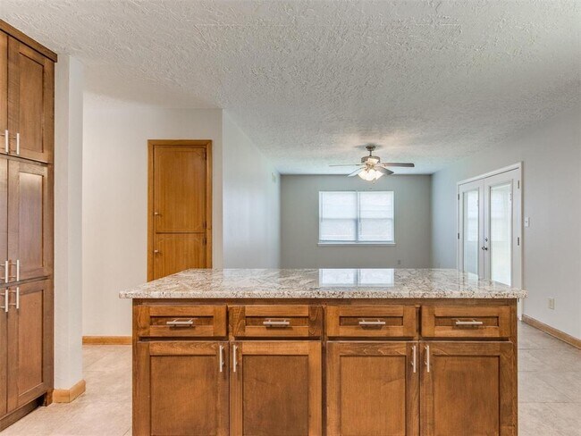 Building Photo - 306 S Mercedes Dr