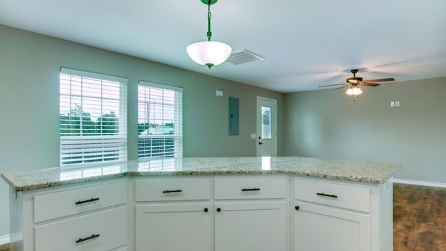 Building Photo - Townhouse for lease!