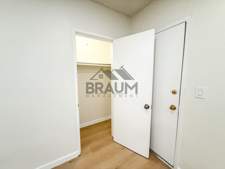 Building Photo - 13115 Oxnard St