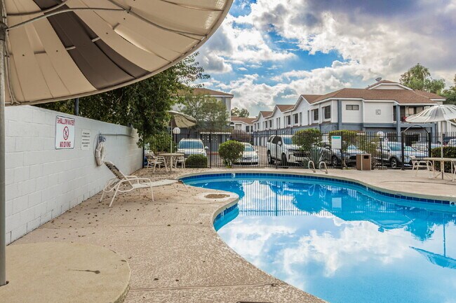 Building Photo - Ready for IMMEDIATE MOVE IN!