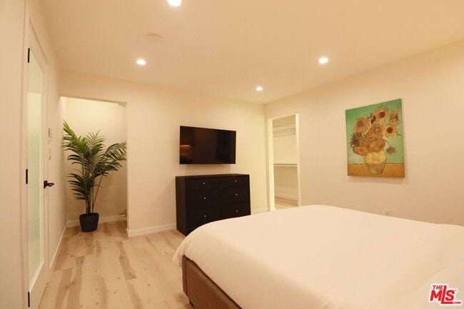 Building Photo - 9024 Phyllis Ave