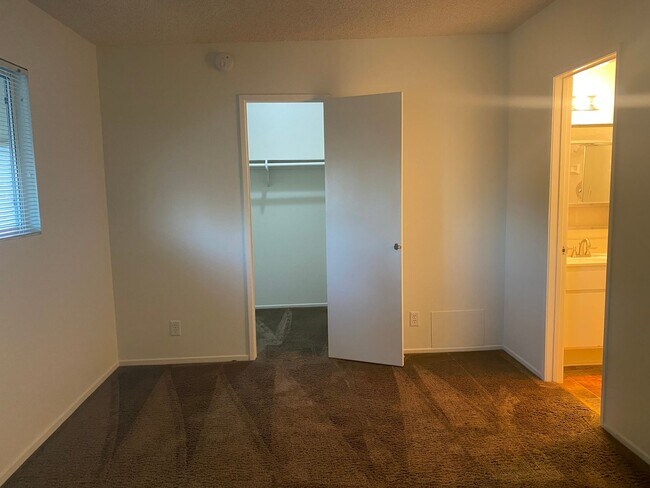Building Photo - 2 Bedroom TownHome