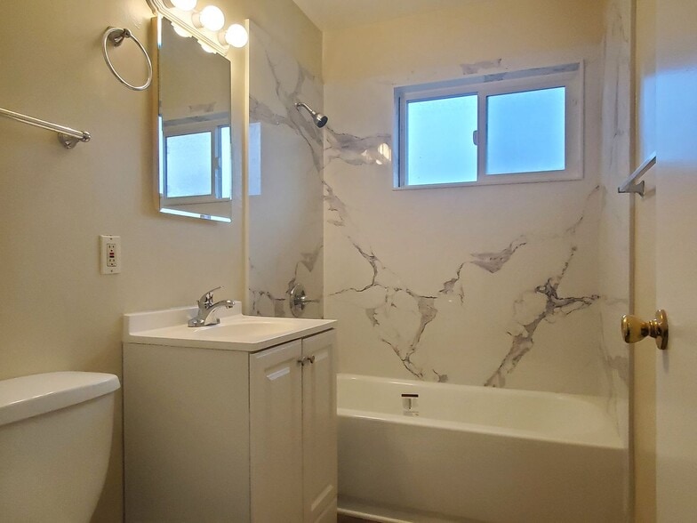 Building Photo - 844 Maryann Dr