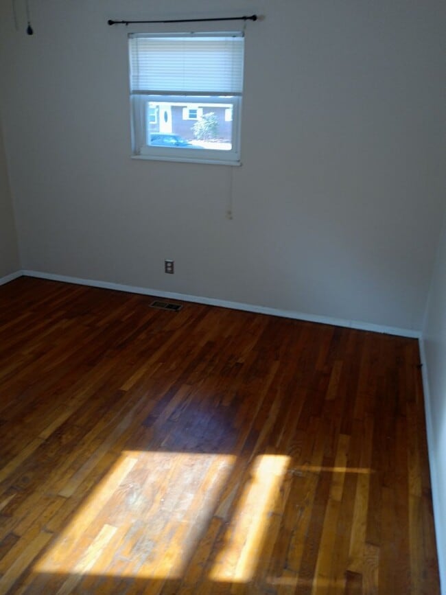 Building Photo - 3 Bedroom / 1 Bath Brick Ranch Home  Johnson City, TN