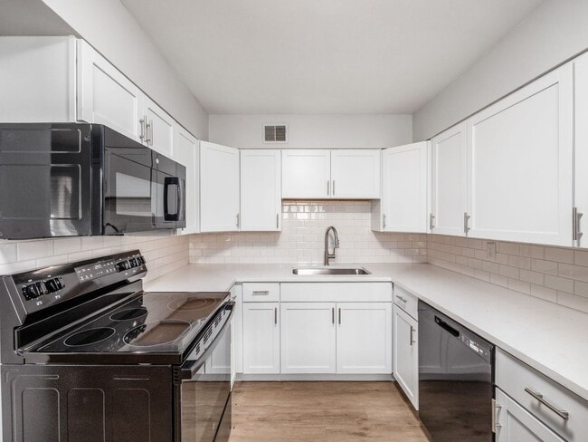 Building Photo - 593 Riverview Dr