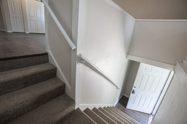 Building Photo - Spacious 3 bedroom, 1 Bathroom Upper Level Duplex Apartment