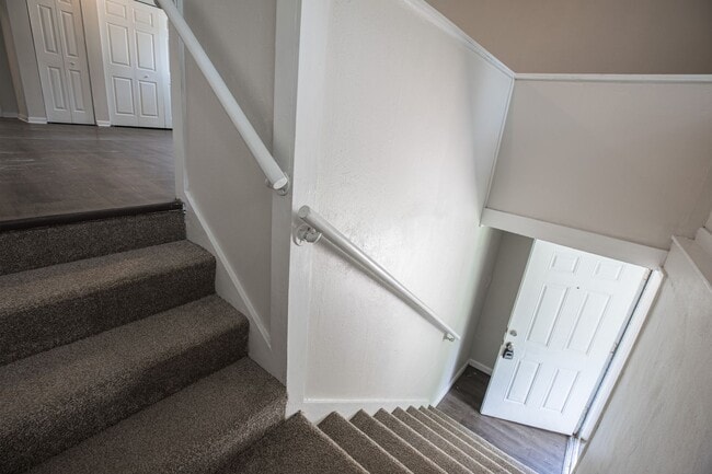 Building Photo - Spacious 3 bedroom, 1 Bathroom Upper Level...