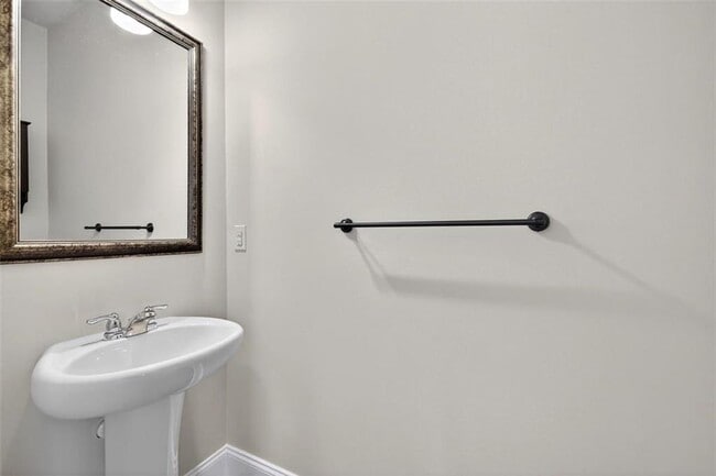 Building Photo - 2430 Fair Oaks Way