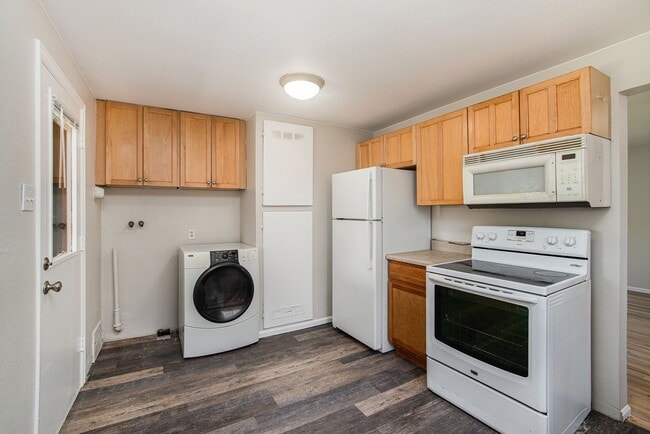 Building Photo - Beautifully remodelled 4 Bedroom home - Sh...