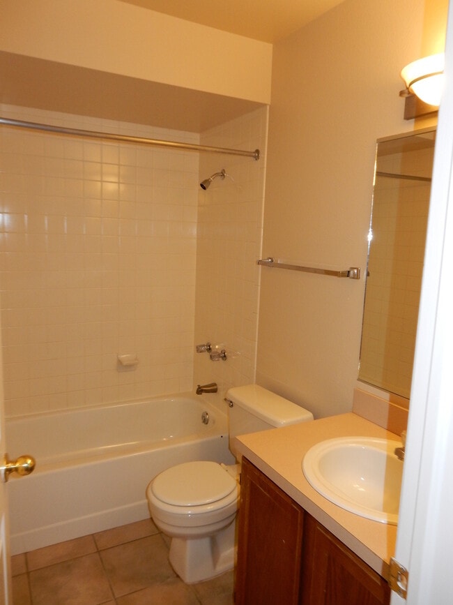 Building Photo - Charming 2 bed/ 2 bath condominium located in Gunbarrel's Hunter Creek. Next to beautiful park!
