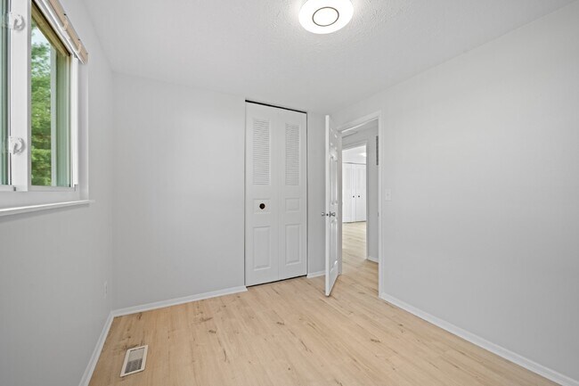 Building Photo - Discover Your Dream Home: Modern Comfort M...