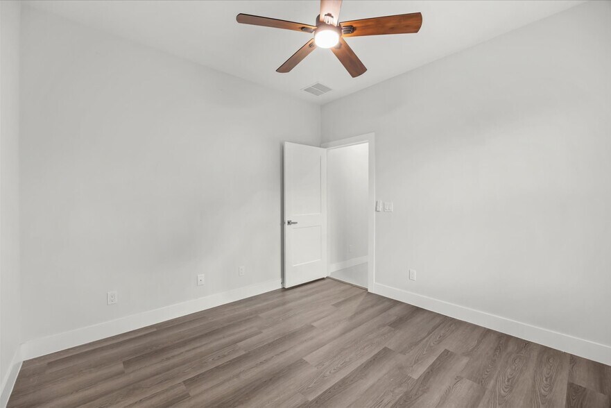 Building Photo - 419 SW Namoit Pl