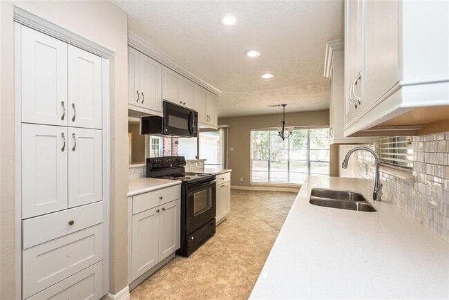Building Photo - 7403 Tall Pines Dr