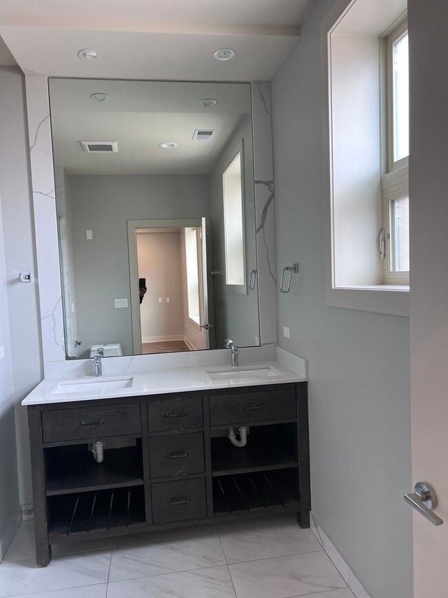 Building Photo - 1208 E 64th St